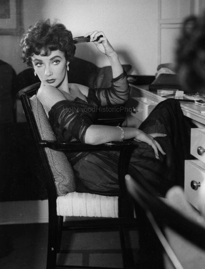 Elizabeth Taylor 1951 2 A Place In the Sun wm.jpg
